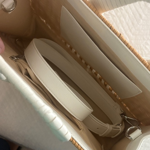 White and Tan Woven Handbag - Picture 4 of 7